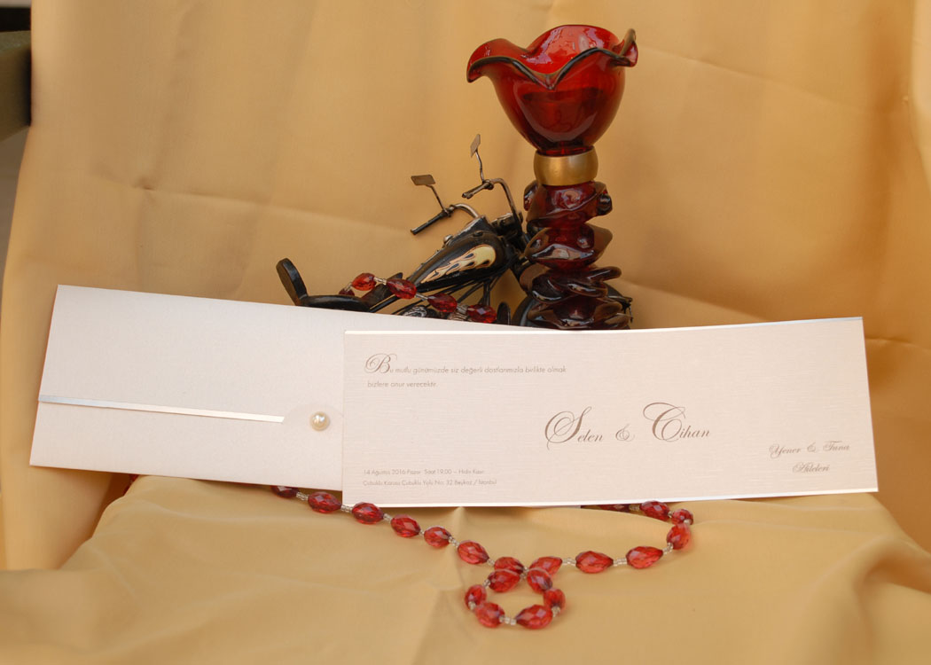 <p>* Fiyat, 1 Kutu i&ccedil;in ge&ccedil;erlidir.<br />
* Bir kutuda 100 adet davetiye bulunmaktadır.<br />
* Davetiye aksesuarları ve zarf fiyata dahildir.<br />
* Baskı &uuml;creti dahil değildir.<br />
* Katlama ve birleştirme işlemleri m&uuml;şteri tarafından yapılır.<br />
* Kağıt ve aksesuarlardan kaynaklanan desen ve ton farklılıkları olabilir.<br />
* Sitemiz &uuml;zerinden satış yapılmamaktadır.<br />
* L&uuml;tfen size en yakın satış noktamızla irtibata ge&ccedil;iniz.</p>
