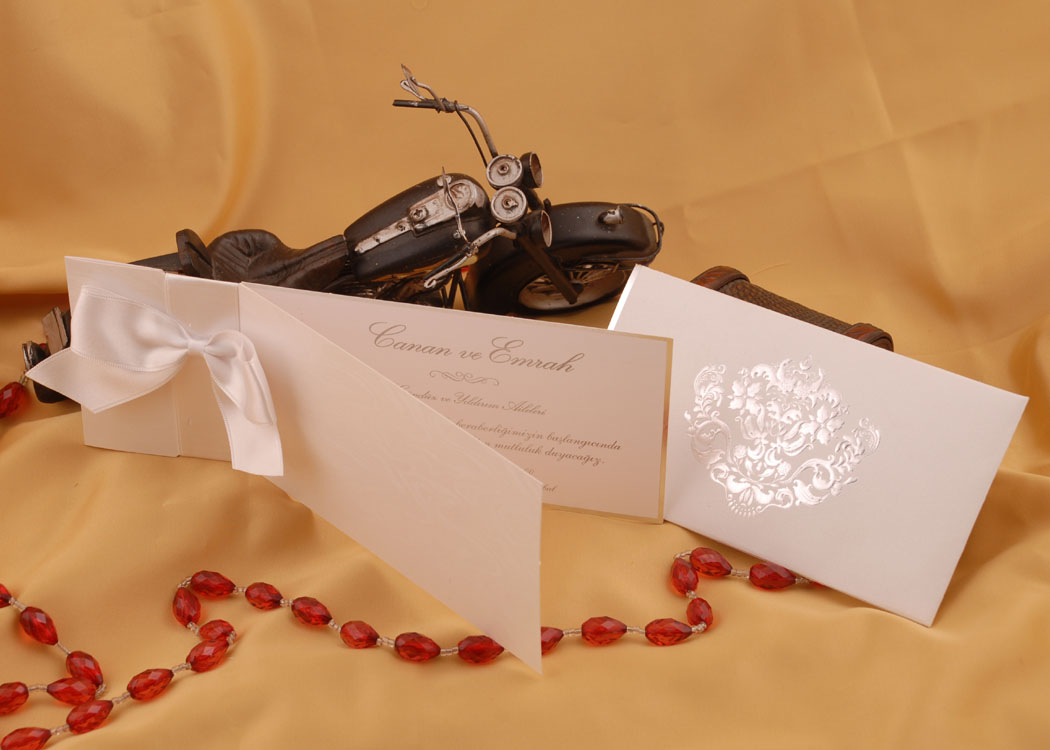 <p>* Fiyat, 1 Kutu i&ccedil;in ge&ccedil;erlidir.<br />
* Bir kutuda 100 adet davetiye bulunmaktadır.<br />
* Davetiye aksesuarları ve zarf fiyata dahildir.<br />
* Baskı &uuml;creti dahil değildir.<br />
* Katlama ve birleştirme işlemleri m&uuml;şteri tarafından yapılır.<br />
* Kağıt ve aksesuarlardan kaynaklanan desen ve ton farklılıkları olabilir.<br />
* Sitemiz &uuml;zerinden satış yapılmamaktadır.<br />
* L&uuml;tfen size en yakın satış noktamızla irtibata ge&ccedil;iniz.</p>
