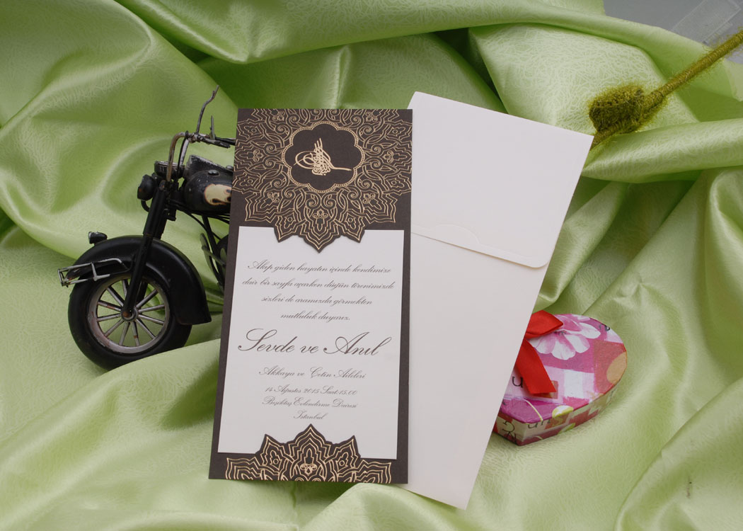 <p>* Fiyat, 1 Kutu i&ccedil;in ge&ccedil;erlidir.<br />
* Bir kutuda 100 adet davetiye bulunmaktadır.<br />
* Davetiye aksesuarları ve zarf fiyata dahildir.<br />
* Baskı &uuml;creti dahil değildir.<br />
* Katlama ve birleştirme işlemleri m&uuml;şteri tarafından yapılır.<br />
* Kağıt ve aksesuarlardan kaynaklanan desen ve ton farklılıkları olabilir.<br />
* Sitemiz &uuml;zerinden satış yapılmamaktadır.<br />
* L&uuml;tfen size en yakın satış noktamızla irtibata ge&ccedil;iniz.</p>
